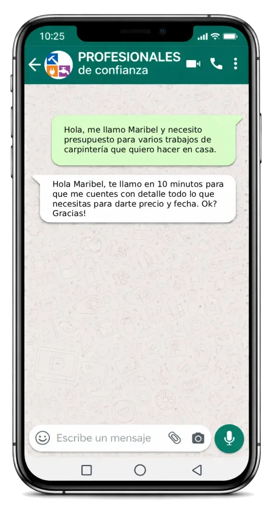 Captura de pantalla de un chat de WhatsApp en un smartphone. Maribel solicita un presupuesto para realizar trabajos de carpintería en su casa, y la empresa le responde que la llamarán en 10 minutos para hablar de los detalles y facilitarle el precio y la fecha.